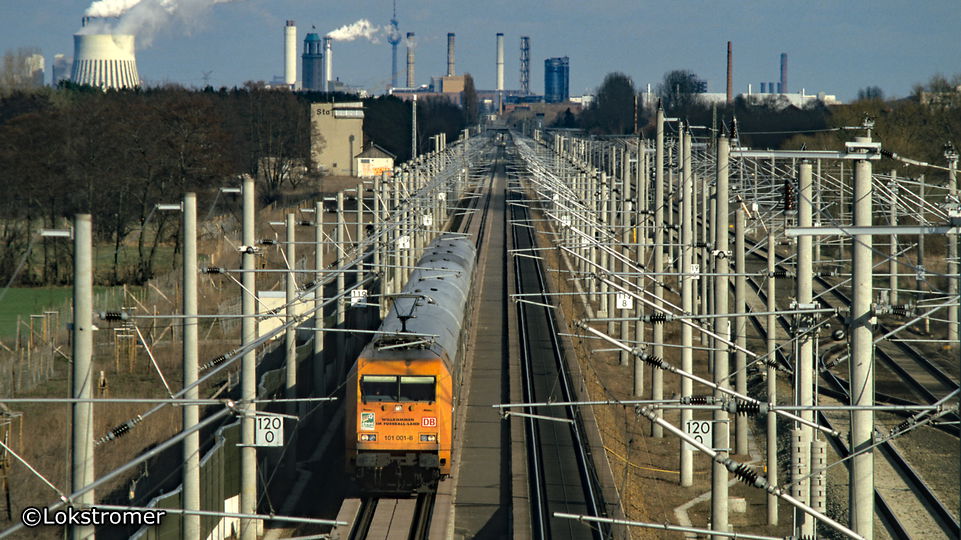 DB 101 001 beschleunigt am 19. März 2000 auf der Schnellfahrstrecke Berlin - Hannover einen IC bei Dallgow