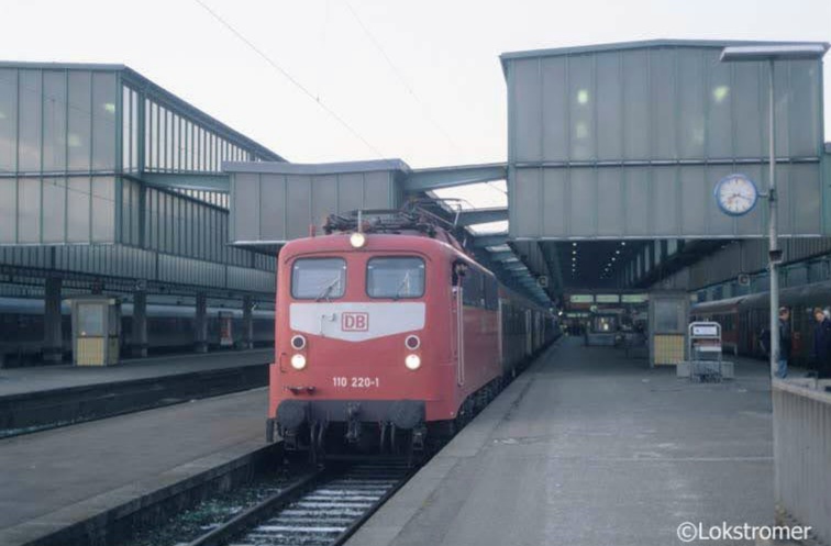 Am Morgen des 25.01.2000 wartete DB 110 220 in Stuttgart Hbf mit einer Regionalbahn auf Ausfahrt.