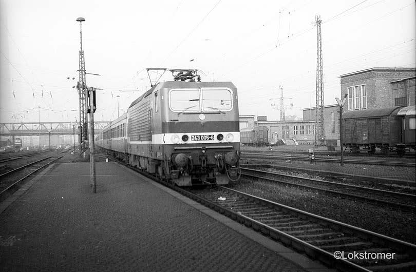 DR 243 005 mit Schnellzug aus Berlin am 26.12.1984 in Bitterfeld 