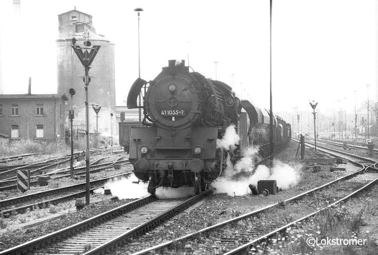 Aus Camburg kommend donnert DR 41 1055 am 28.07.1984 mit einem Güterzug in Richtung Saalfeld durch den Bahnhof Göschwitz