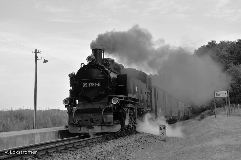 Schwarz-weiß wie zu DDR-Zeiten, aber bessere Bild-Qualität - 99 1781 mit Personenzug nach Lauterbach Mole fährt am 19. Juli 2019 in Garftitz ein