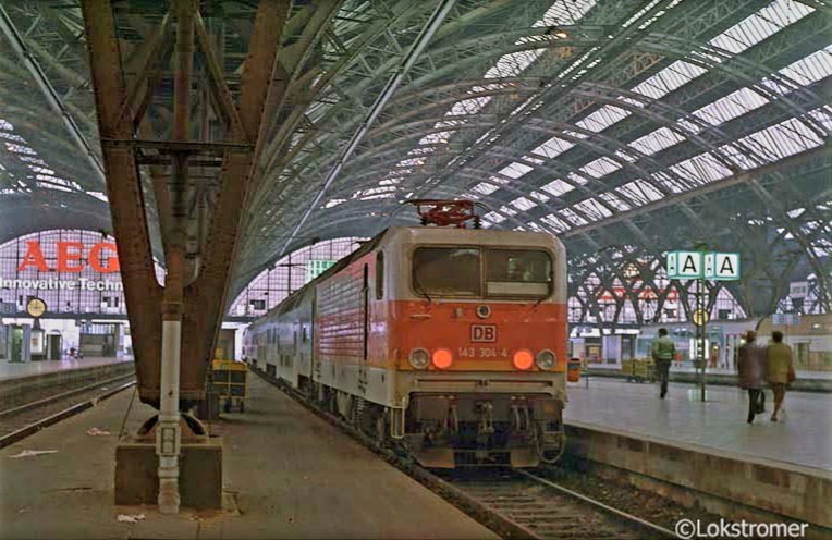 DB 143 304 in S-Bahn Lackierung am 10.11.1994 in Leipzig Hbf mit einer Regionalbahn nach Dessau. 