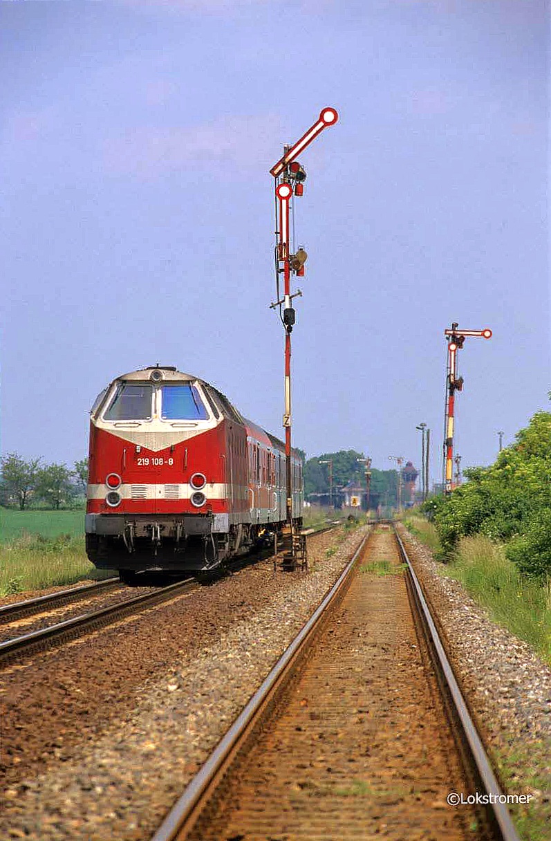 DB 219 108 hat am 26.05.1999 in Blumenberg Einfahrt mit der Regionalbahn aus Halberstadt. 