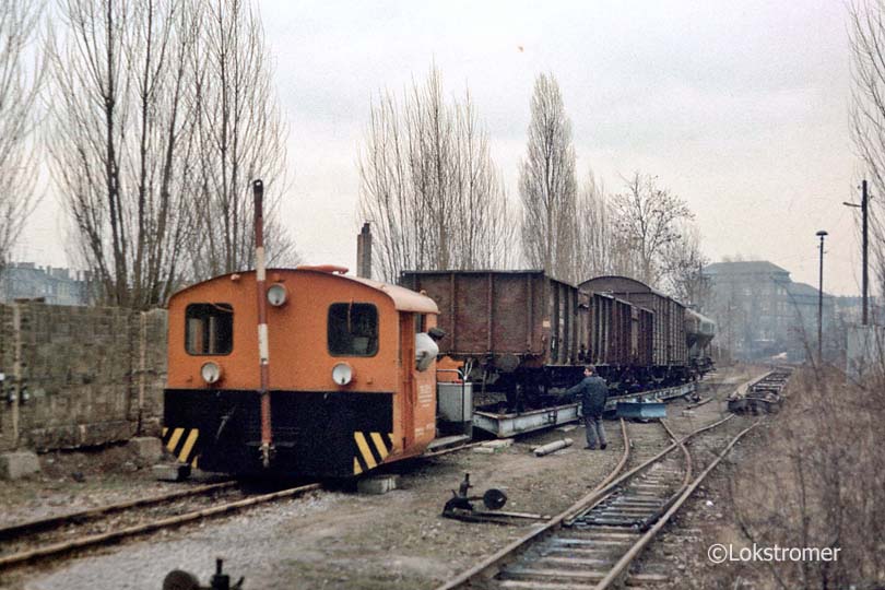 DR 199 003 bei der Industriebahn Halle rangiert am 1. März 1989 Regelspur-Güterwagen auf Schmalspur-Rollwagen