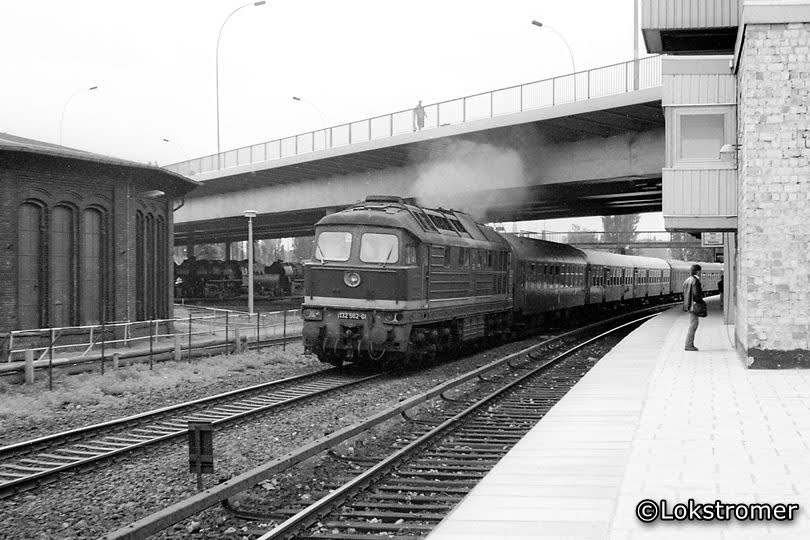 DR 132 562 passiert mit einem D-Zug in Richtung Ostsee am 17. August 1984 das Bw Berlin-Pankow am S-Bahnhof Pankow-Heinersdorf