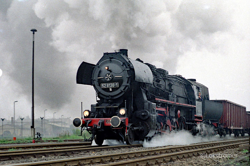 DR 52 8138 (Bw Görlitz) bei Durchfahrt mit Güterzug in Richtung Görlitz am 26.08.1984 in Bautzen