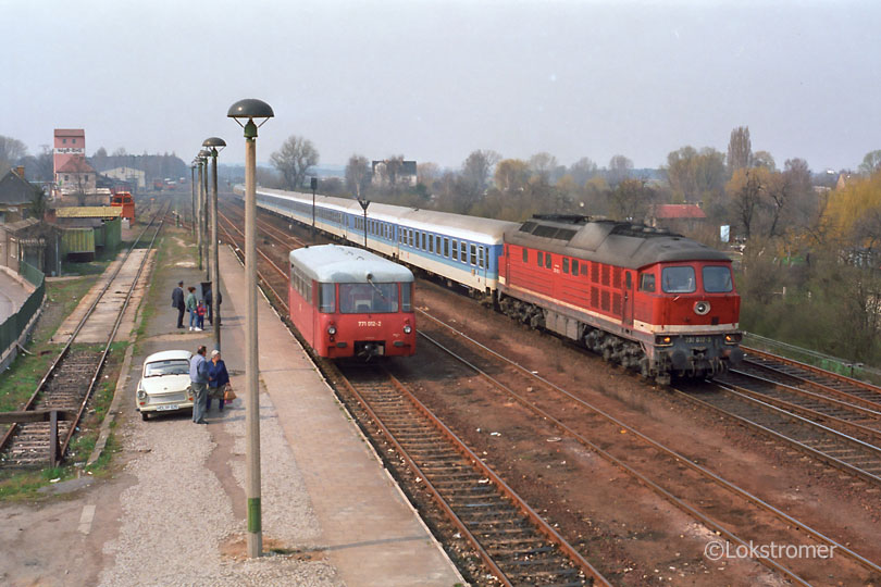 DB 232 032 mit Interregio aus Richtung Oebisfelde in Haldensleben am 12.04.1993