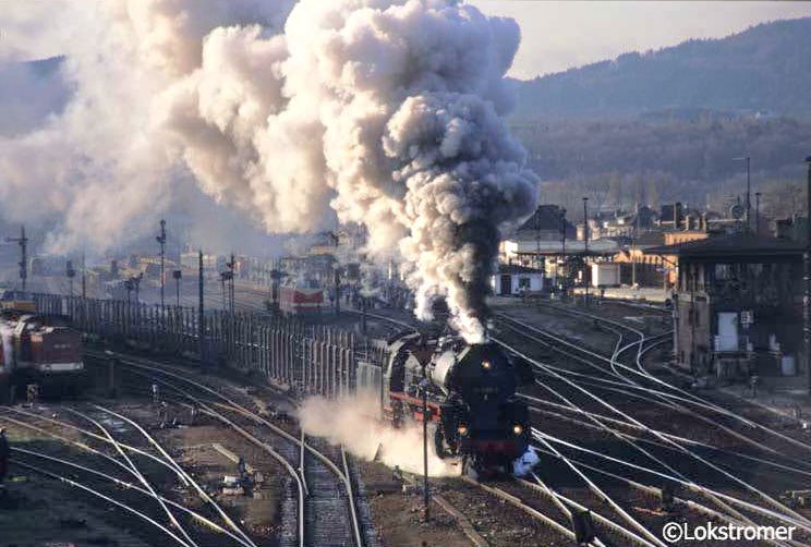 Plandampf in Saalfeld - am 19.02.1995 macht sich DR 41 1185 in Saalfeld/Saale mit einem Güterzug in Richtung Unterwellenborn eindrucksvoll auf den Weg.