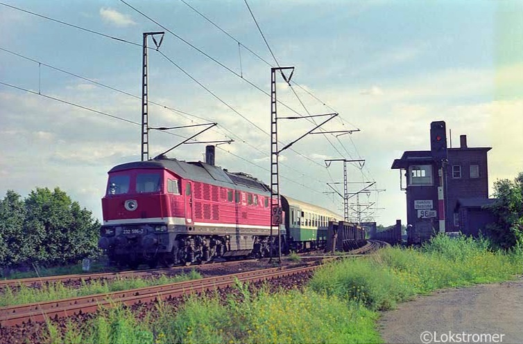 Die Blockstelle an der alten Elbebrücke in Lutherstadt Wittenberg passiert am 13.09.1994 die DB 232 596 mit einem D-Zug in Richtung Berlin.