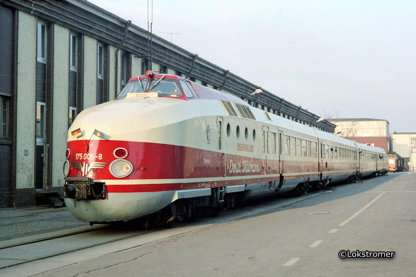 175 005 als Jugendklubzug "Ernst Thälmann" auf der "Messe der Meister von morgen" in Leipzig am 12. November 1985