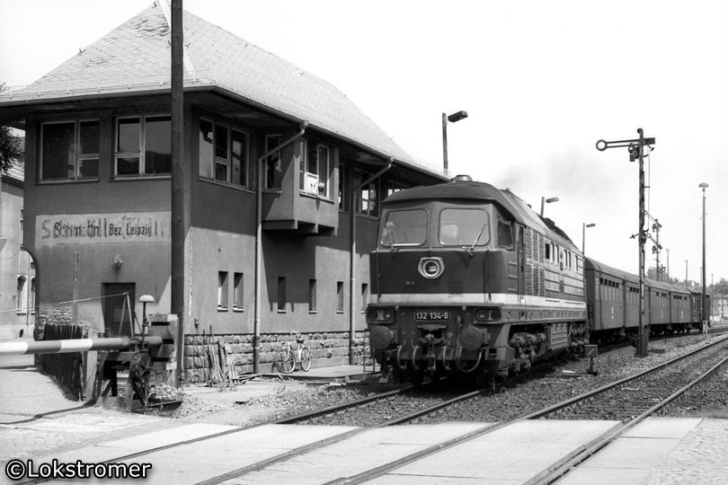 DR 132 134 mit Personenzug aus 3-Achser-Rekowagen nach Gera bei der Ausfahrt aus Schmölln