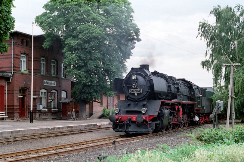 DR 50 3552 des Bw Halberstadt mit Nahgüterzug bei einem Zwischenhalt in Schwanebeck am 18.07.1987