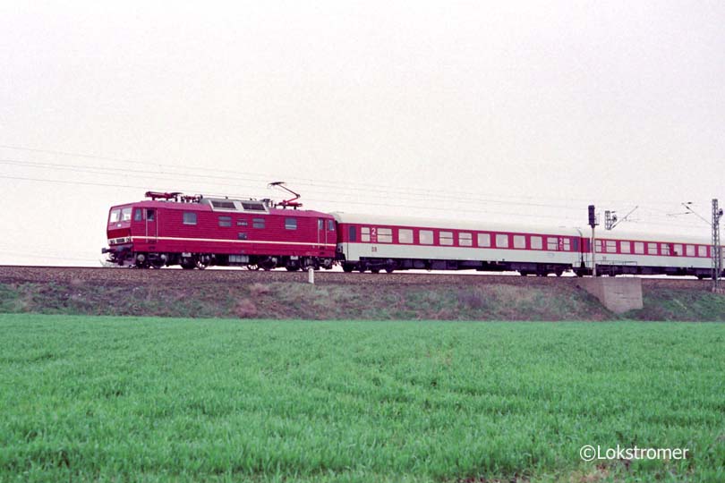 DR 230 001 mit Komfort-Reisezugwagen der DR auf der Fahrzeugparade in Riesa am 8. April 1989