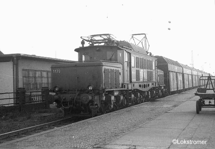 Mit einem Kohlezug von Delitzsch SW nach Vockerode kommt am 14.11.1984 die 1-1179 des BKK Bitterfeld (ex DR 254 082) durch den Bahnhof Bitterfeld.