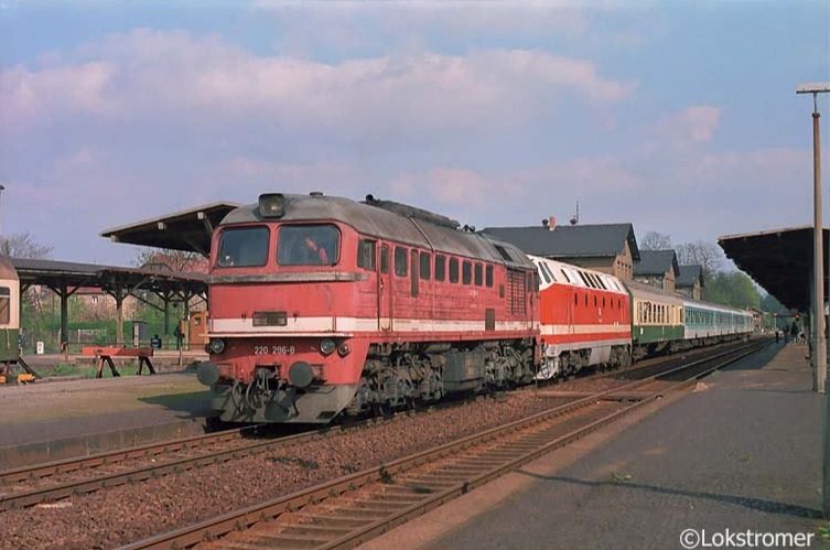 DR 220 296 als Vorspannlok vor einem U-BOOT der DB-Baureihe 219 mit einem Regionalexpress nach Dresden in Arnsdorf am 02.05.1994