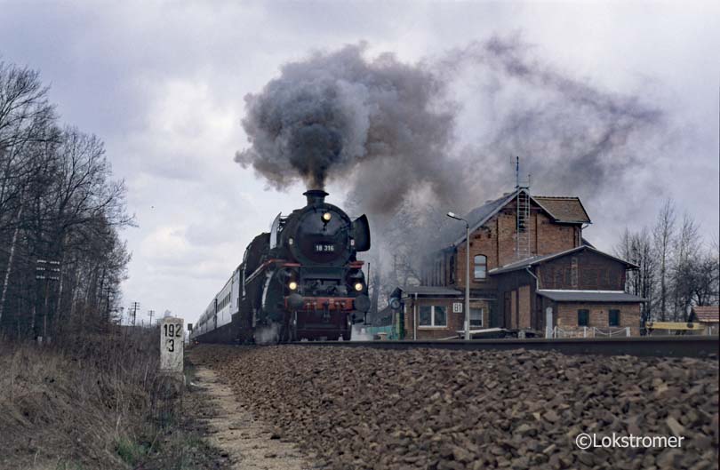 DR 18 316 (ex bad. IV h) mit einem Sonderzug von Cottbus nach Görlitz in Kodersdorf am 18.03.1995