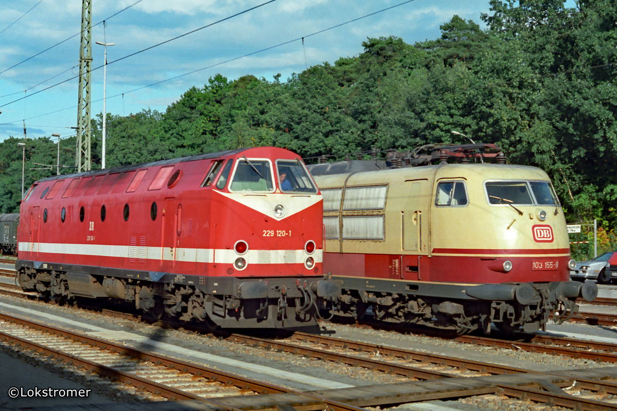 DB 229 120 wartet am 28.08.1993 in Berlin-Wannsee auf den nächsten Einsatz an einem Intercity nach Hamburg. Daneben DB 103 155