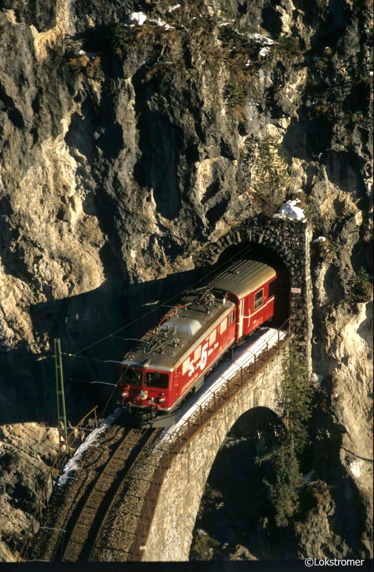 RhB Ge4/4-601 fährt in der Nachmittagssonne am 27.02.2000 bei Filisur auf den Landwasserviadukt.