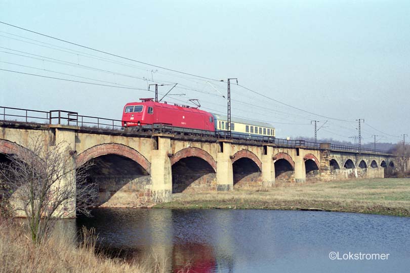 DB 156 001 mit Messwagen der VES-M Halle der Deutschen Reichsbahn auf einer Messfahrt auf der Muldebrücke bei Muldenstein am 28.02.1992