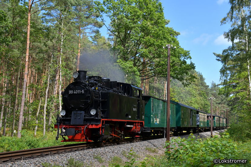 99 4011 bei Göhren am 23. Juli 2019 mit Personenzug aus Binz KB