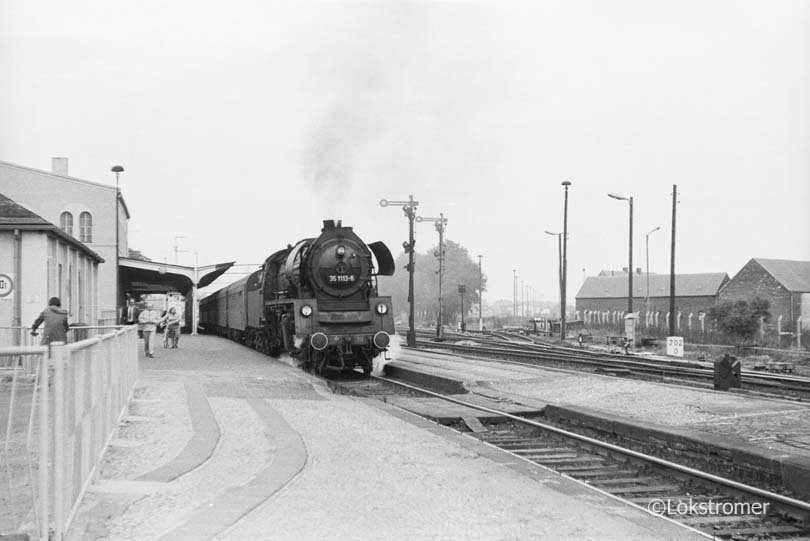 DR 35 1113 mit Eilzug E944 Dresden - Riesa - Dessau - Magdeburg in Lutherstadt Wittenberg am 14.10.1983