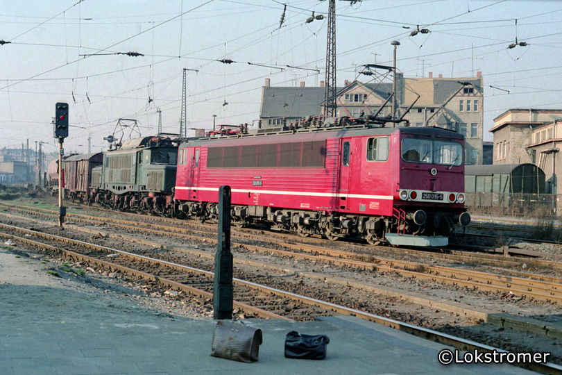 DR 254 015 als Vorspannlok vor DR 254 153 fahren am 17.03.1990 aus dem Güterbahnhof von Halle/S. aus
