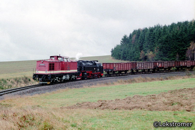 DR 199 871 und DR 99 7231 erreichen am 29. Oktober 1989 mit einem Güterzug aus Nordhausen den Bahnhof Stiege.