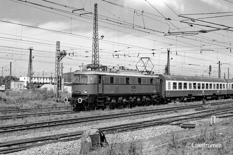DR 218 019 mit D-Zug nach Leipzig in Magdeburg Hbf am 25.08.1985