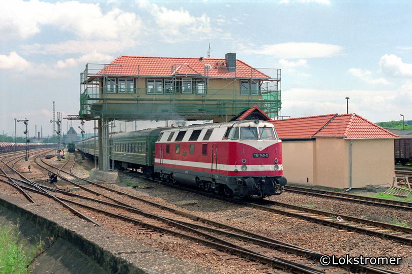 DR 118 740 fährt am 22.06.1991 mit dem sogenannten "Russenzug" von Brest nach Erfurt aus Sangerhausen aus.