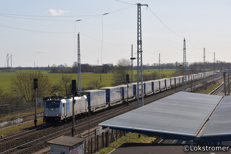 Railpool 186 431 mit einem LKW Walther-Zug westwärts (Schönfließ am 04.04.2020)