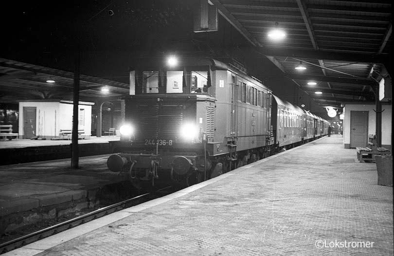 DR 244 136 mit Personenzug nach Leipzig in Dessau Hbf am 12.02.1984