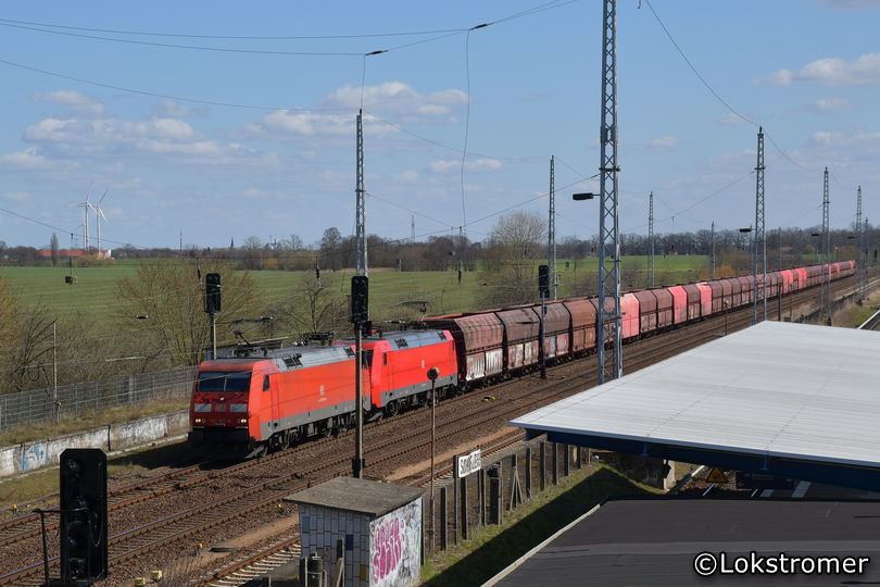 Der Erzzug in der Gegenrictung von Ziltendorf nach Hamburg mit 152 075 und 152 008 (Schönfließ am 04.04.2020)