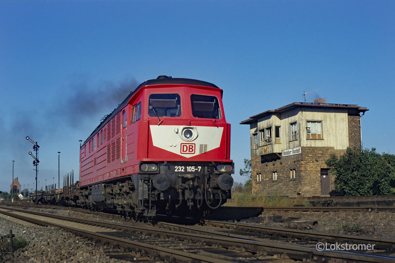 DB 232 105 mit Güterzug aus Ilsenburg bei Ausfahrt in Heudeber-Danstedt  am 03.10.1996