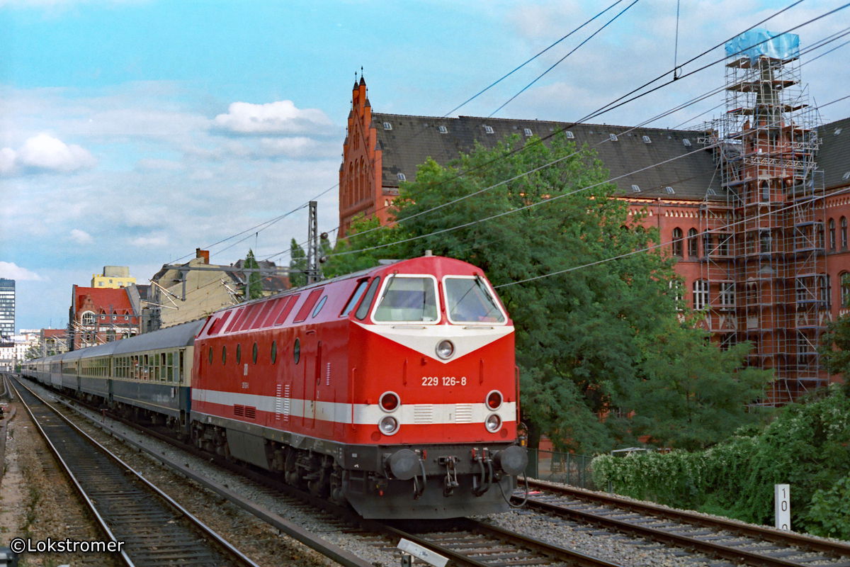 DB 229 126 beschleunigt am 26.08.1993 am S-Bahnhof Savignyplatz in Berlin einen Intercity nach Hamburg