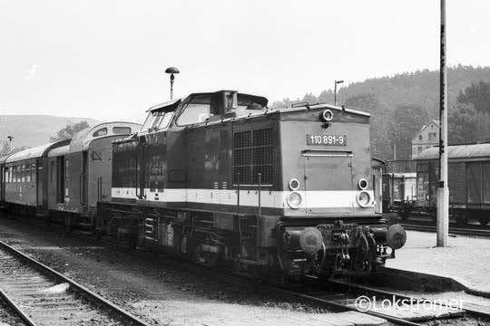 DR 110 891 steht abfahrbereit in Annaberg-Buchholz Süd mit einem stilechten Personenzug aus 3-achsigen Rekowagen und Packwagen nach Schwarzenberg. Später wurde die Lok auf Meterspur umgebaut und im Harz eingesetzt. 