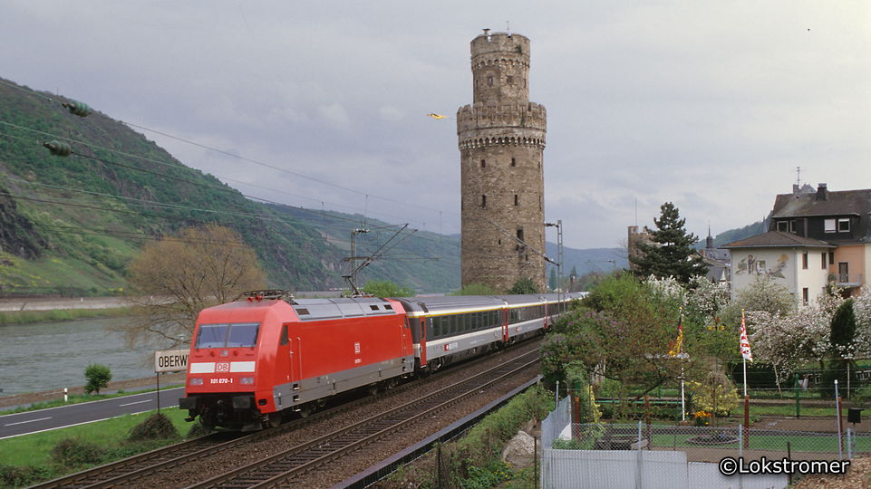 DB 101 070 mit SBB-EC-Wagenzug durchquert am 25. April 1998 Oberwesel mit einem EC aus Chur nach Hamburg