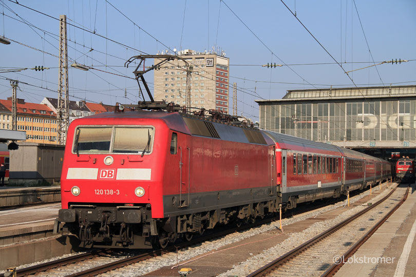 DB 120 138 mit dem NIM-Express Nürnberg - Ingolstadt - München der DB Regio in München Hbf am 20.04.2011