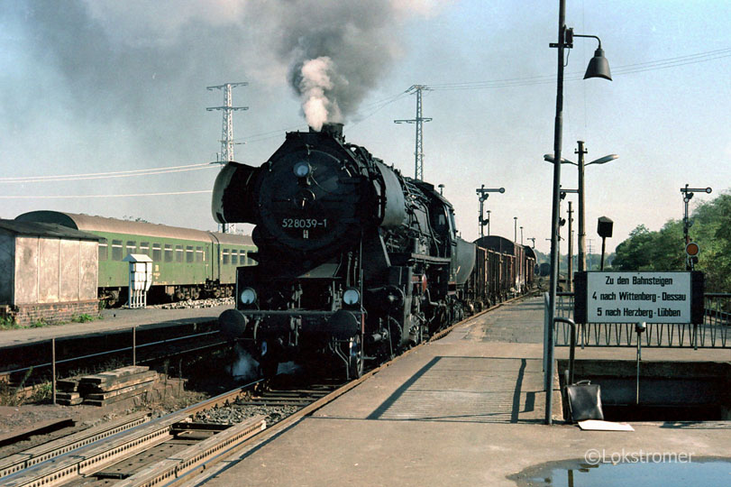 DR 52 8039 (Bw Falkenberg) bei Ausfahrt mit Güterzug in Richtung Eilenburg am 12.10.1986 in Falkenberg/Elster