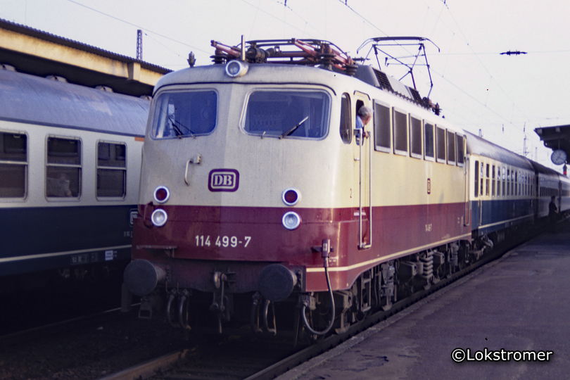 114 499 der DB mit Schnellzug in Richtung Kassel in Elze am 20. April 1990