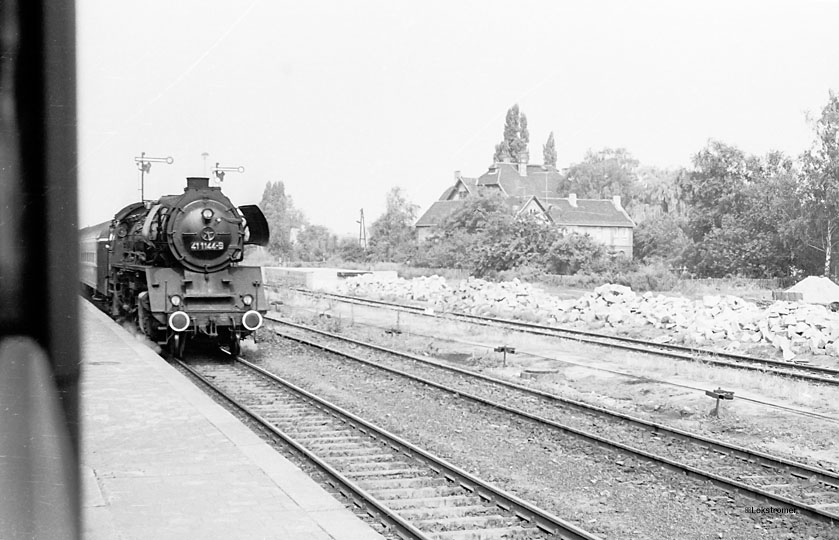 In Barleben kommt DR 41 1144 mit einem DB-Wagenzug von Oebisfelde in Richtung Leipzig entgegen