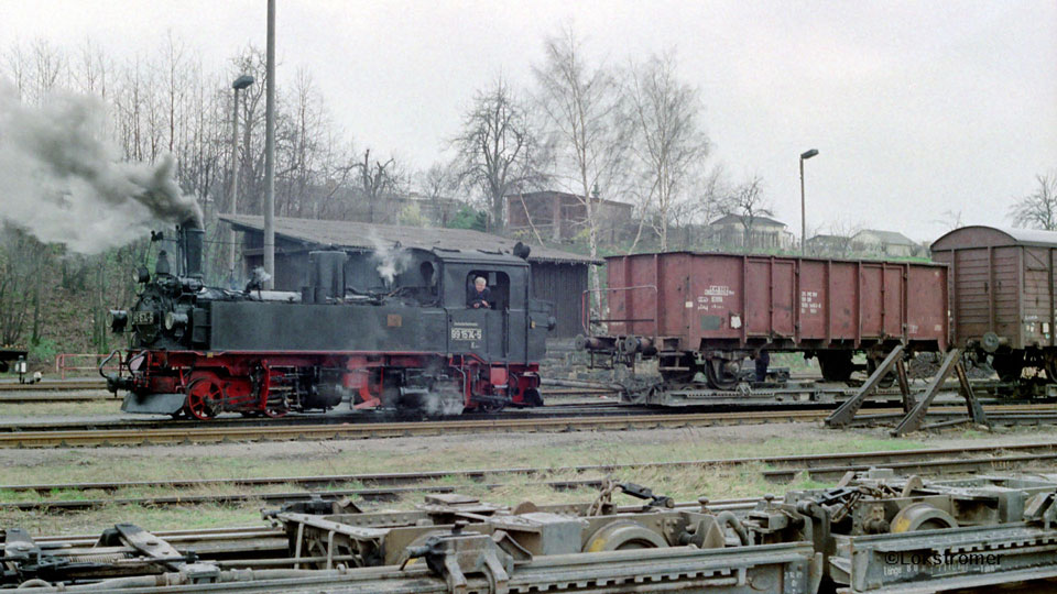 99 1574 der DR in Oschatz mit Güterzug nach Kemmlitz am 10. März 1990