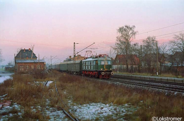 Einen Zug wie zu Reichsbahn-Zeiten hatte in der Morgendämmerung am 17.12.1994 in Jütrichau die DR E18 31 am Haken auf dem Weg von Magdeburg nach Dresden.