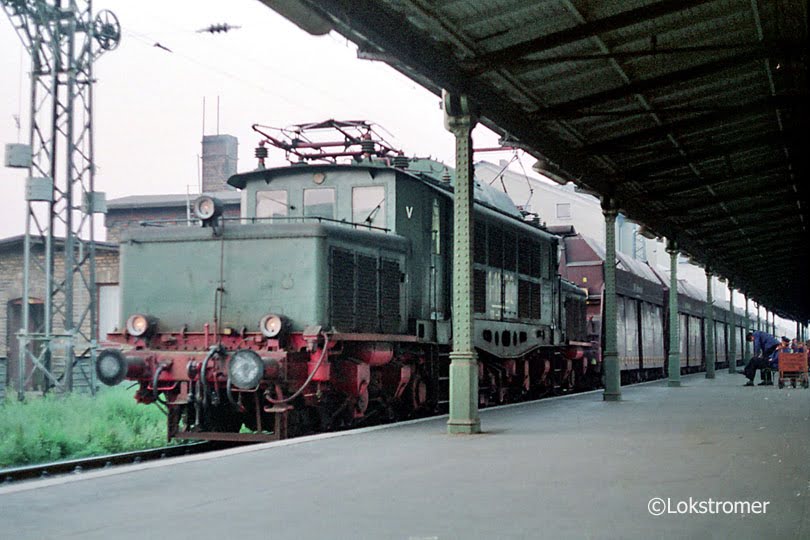BKK Bitterfeld 1-1122 (ex DR 254 058) mit einem Kohlezug von Delitzsch SW nach Burgkemnitz in Bitterfeld am 20.08.1989