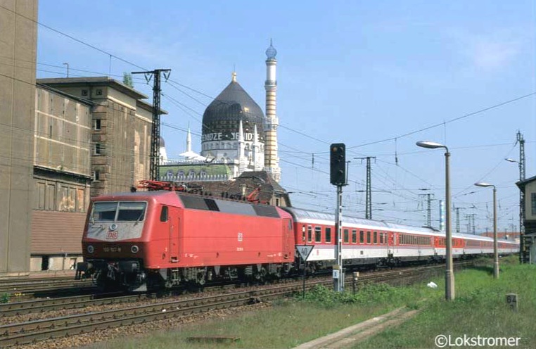 DB 120 107 mit Intercity hat am 03.05.1999 Dresden erreicht und passiert das frühere Tabakkontor Yenidse