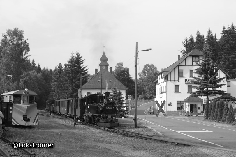 99 1568 ist mit einem Personenzug aus Steinbach in Schlössel angekommen