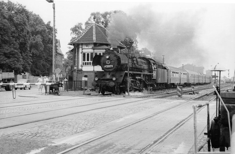 Am Nachmittag doch noch die lang erwartete 41er-Aufnahme. DR 41 1062 mit Personenzug von Magdeburg nach Oebisfelde bei Ausfahrt aus Haldensleben.