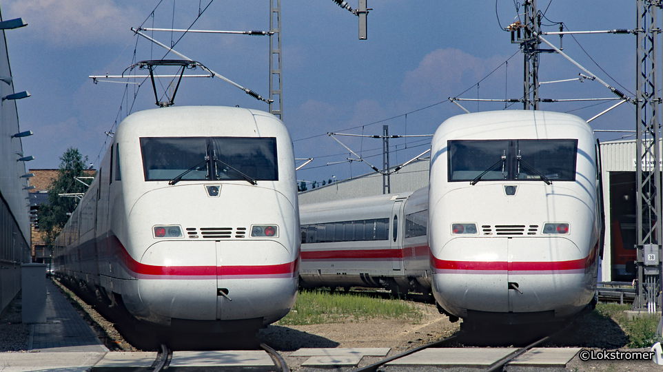 Am 24. Juli 1997 stehen bei Adtranz in Hennigsdorf der ICE 2-Triebkopf 402 022 und der ICE 2-Steuerwagen 808 001 zur Inbetriebsetzung. 