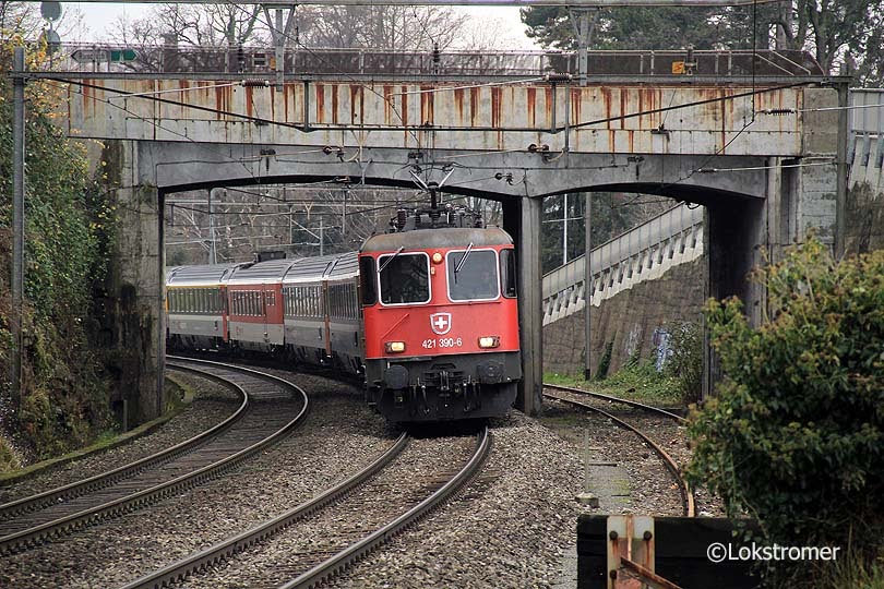 Am 12.12.2009 hat SBB 421 390 in Lindau den Eurocity von München übernommen und passiert auf dem Weg nach Zürich kurz vor Rorschach die schon recht marode erscheinende Straßenbrücke.