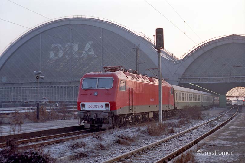 DB 156 002 mit Schnellzug in Richtung Reichenbach (Vogtl.) in Dresden Hbf am 12.12.1991