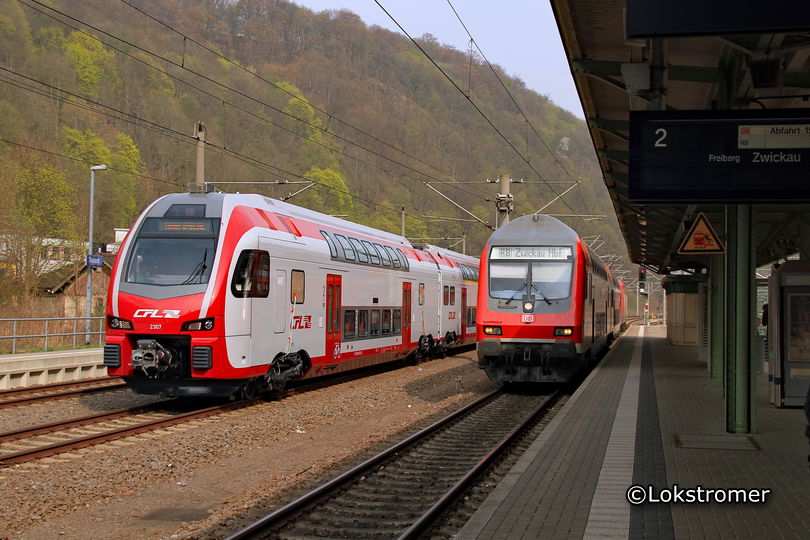 CFL 2307 während einer Prüffahrt in Tharandt am 4. April 2014 - daneben ein Bombardier-Doppelstock-Steuerwagen vor einem Regionalexpress von Dresden nach Zwickau